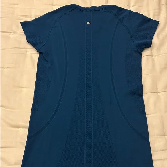 Lululemon Blue Short Sleeve top. Size 6 - Picture 3 of 4
